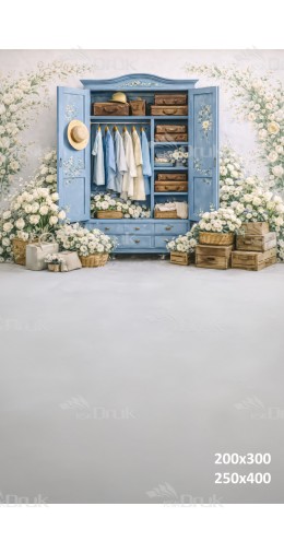 Tło fotograficzne „Niebieska garderoba wśród białych kwiatów” | E847